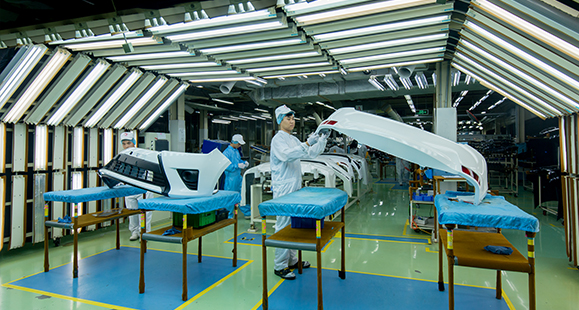 涂装成型——涂装成型包含涂装工艺和成型工艺。涂装工艺主要包含电泳、焊缝密封胶、中涂和上涂，肩负防锈、防漏水以及美观的作用。-成型工艺包括保险杠、裙边、仪表板骨架的注塑，以及保险杠及裙边的涂装工艺，肩负汽车主要大型塑料件的注塑成型以及保险杠涂装上色美观的作用。
